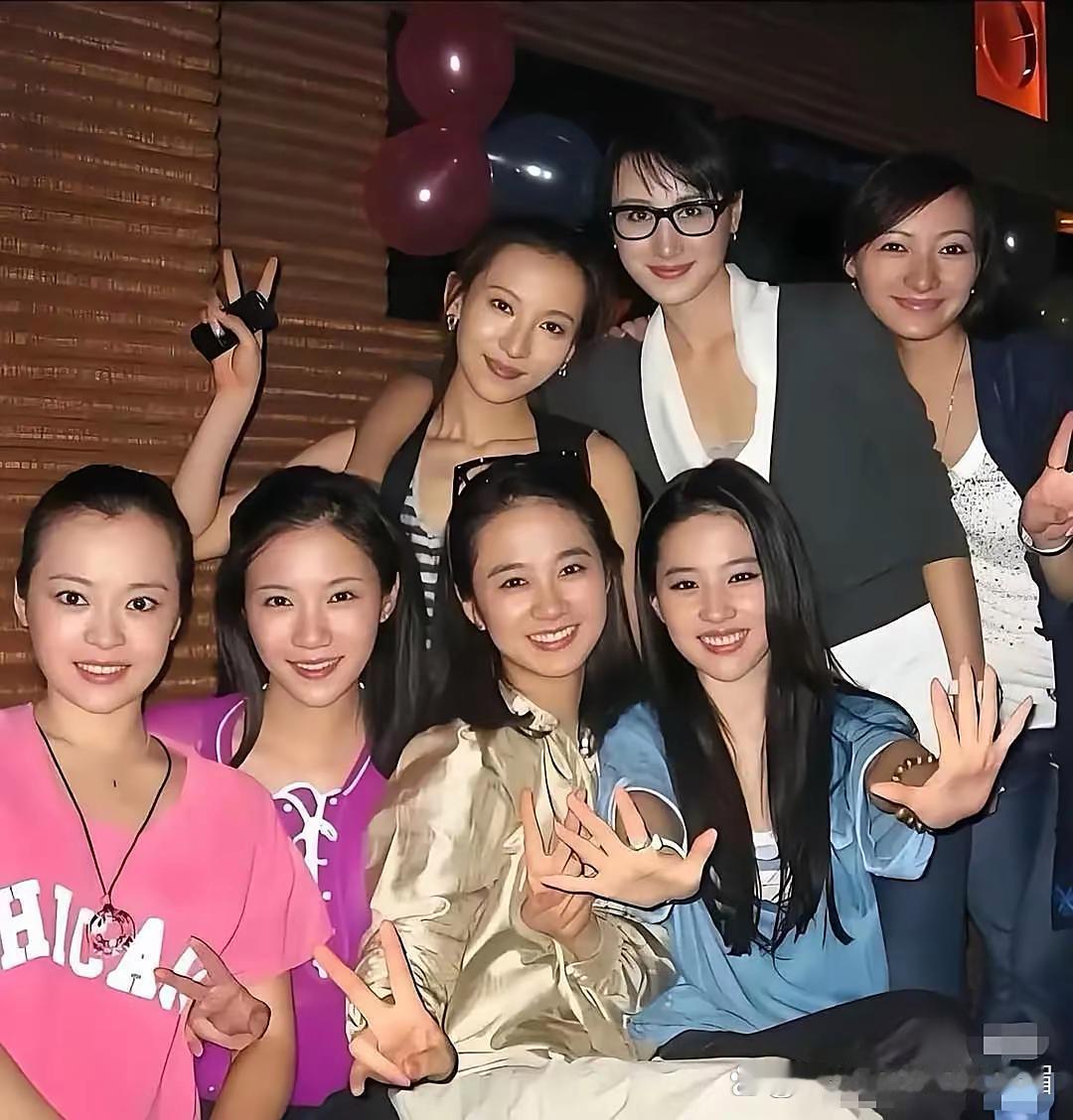 这是2004年刘亦菲与六位大学同学聚会的照片。有认识的吗 ​​​