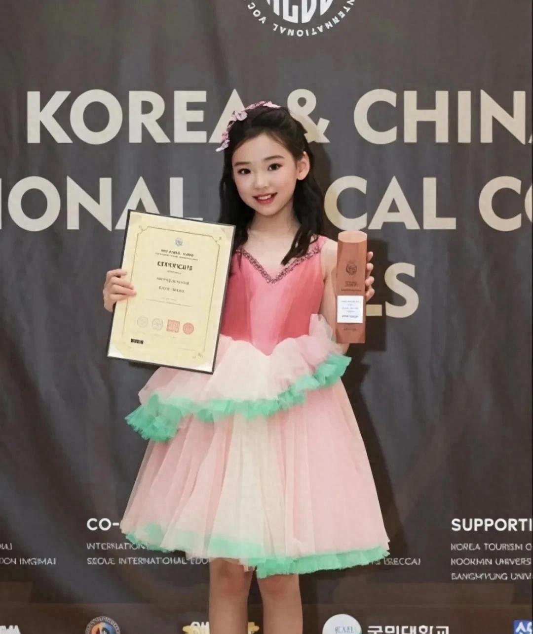 董璇女儿小酒窝太厉害了，国际声乐大赛一等奖到手，舞台表现力全网惊艳，真是小小年纪