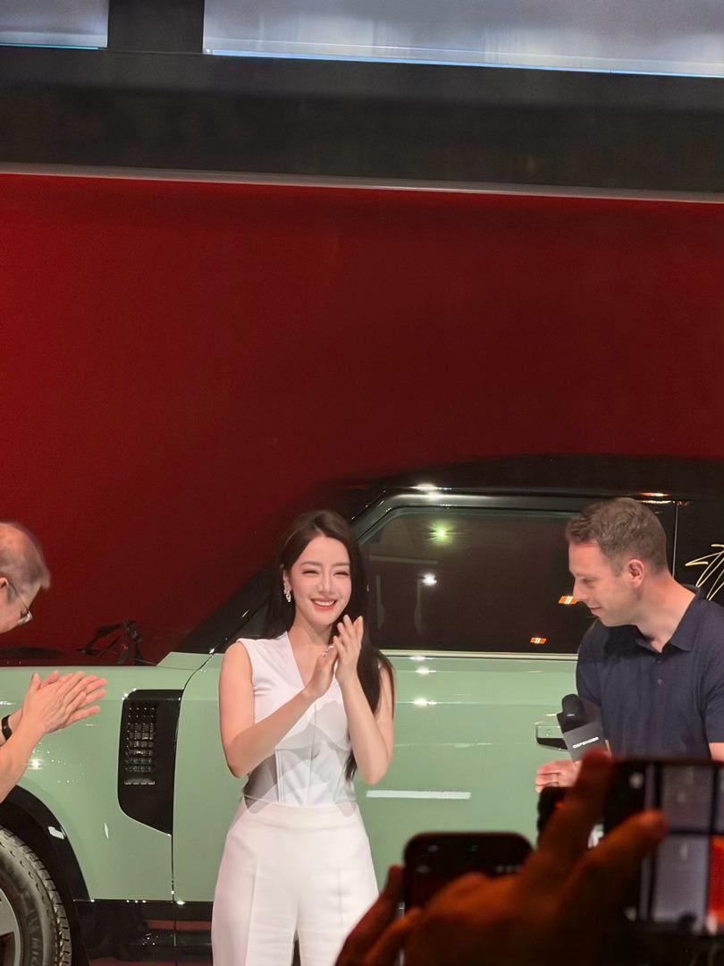 美丽的路虎卫士  美丽的迪丽热巴 路虎卫士   热巴开卫士