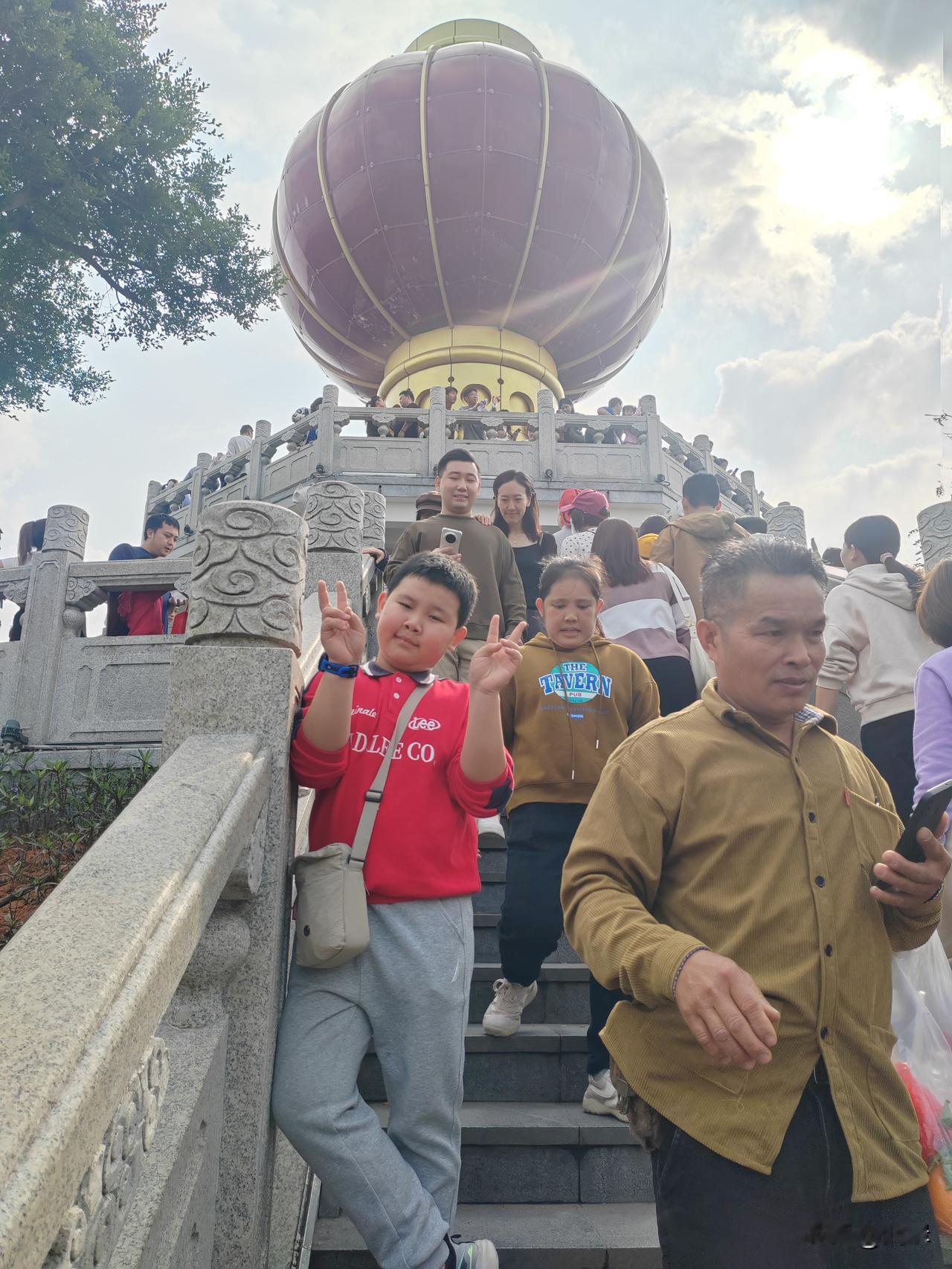 冬日生活打卡季春节临近，走出去感受阳光明媚的节日气氛，每一时刻的欢乐都值得拥有！