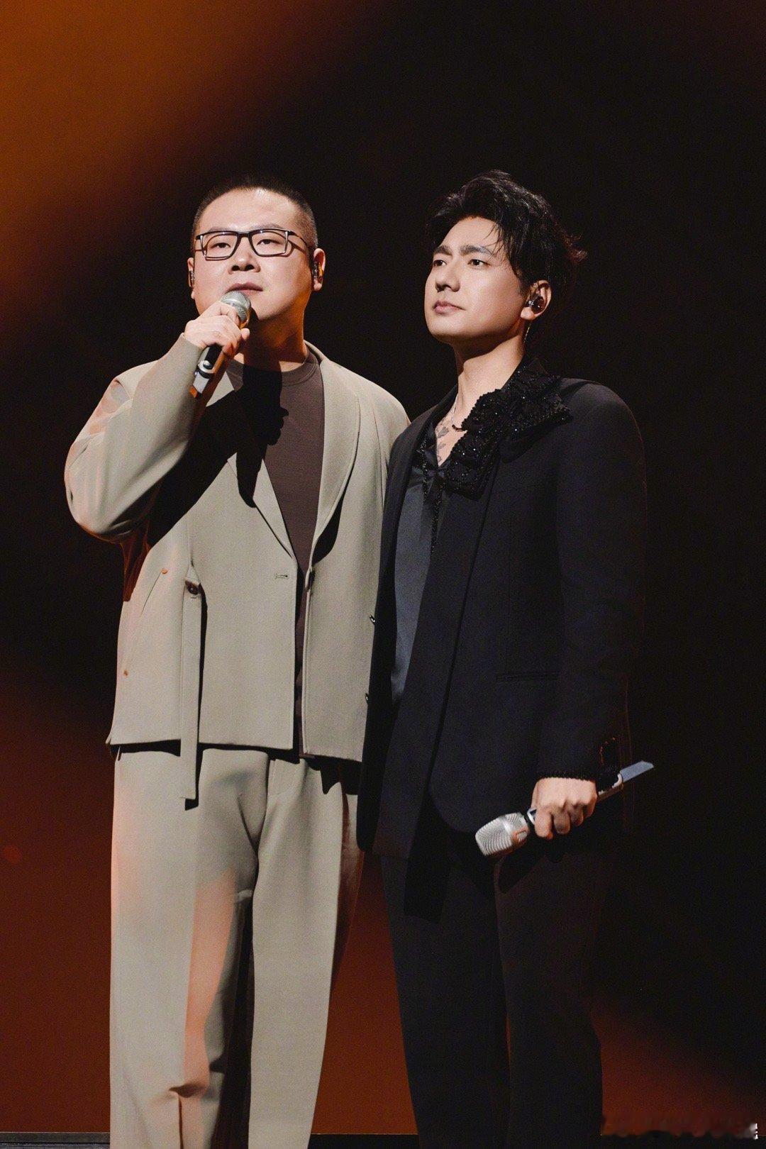 海来阿木vs岳云鹏 这才是跨界合唱的正确打开方式！海来阿木唱尽江湖漂泊，岳云鹏唱