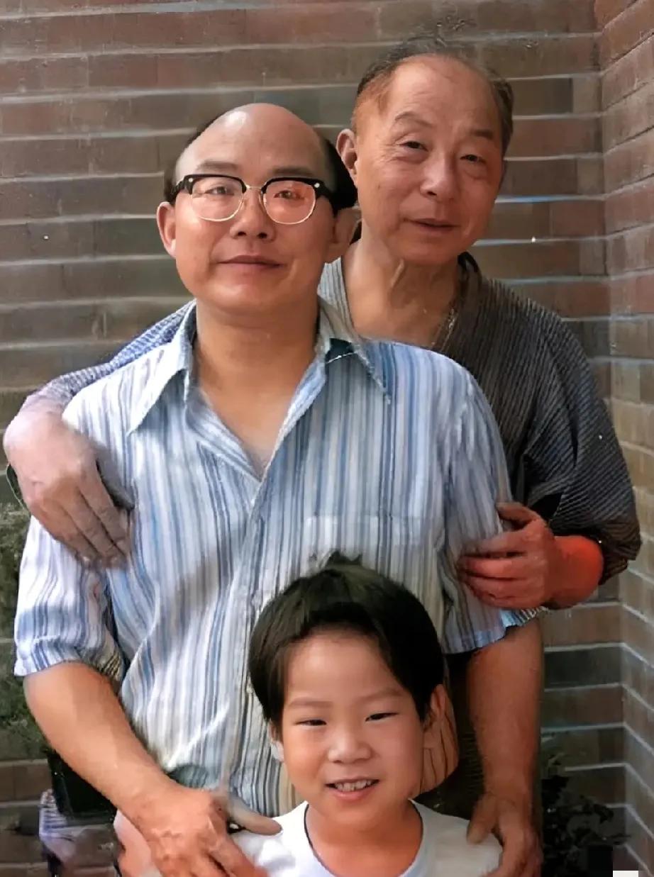 这是74岁的张学良与45岁的儿子张闾琳及8岁大孙子张居仰一起的合影。从这张合影看