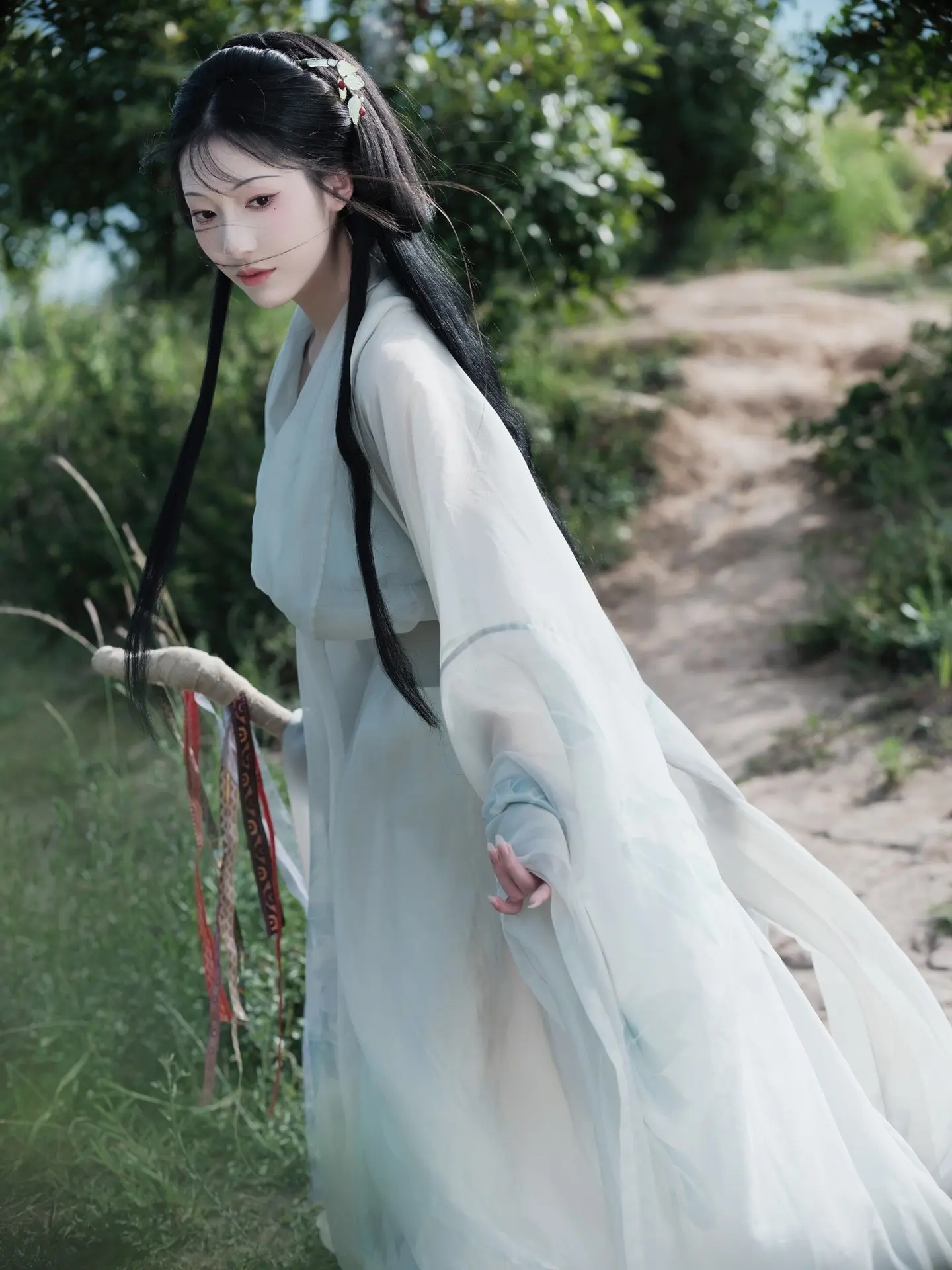 高情已逐晓云空，不与梨花同梦。