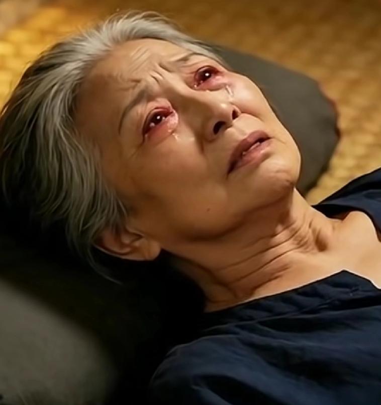 40万现金，老太太硬是把它封进瓦罐，埋进了后院泥土。她坐在门口嚎啕大哭，说这一辈