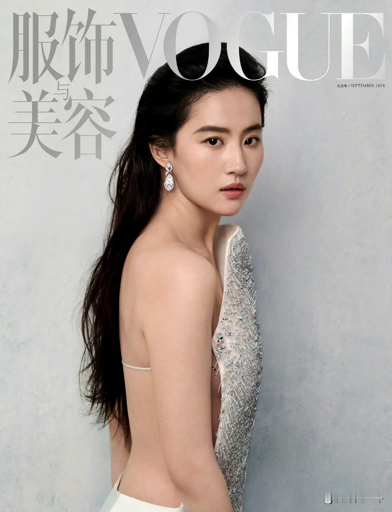 刘亦菲VOGUE时尚大片，前两张刘亦菲封面预告那么ok ，正式封面出来像在闹。图