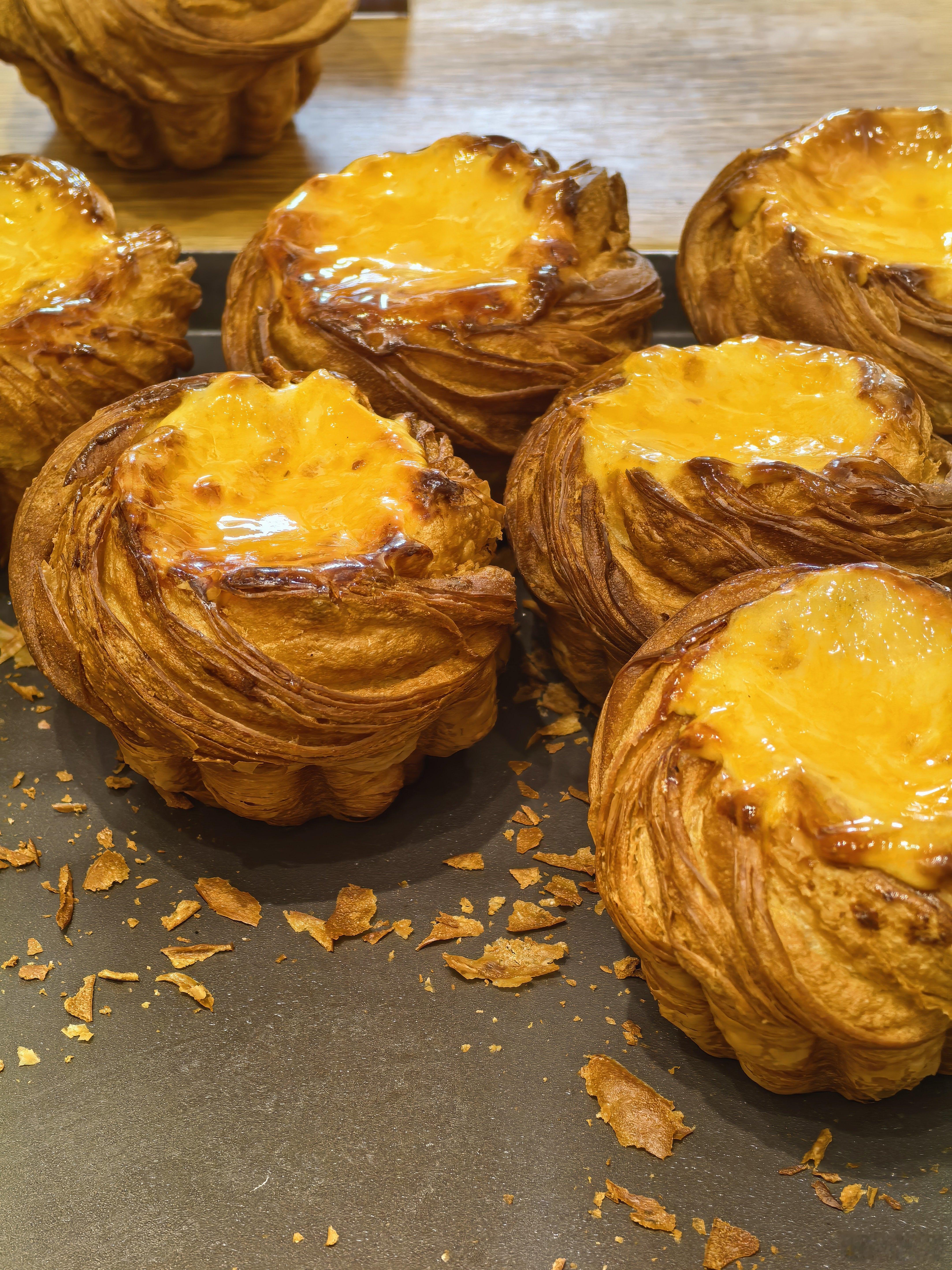 跟爱妻来澳门了，大家见过这么大的“蛋挞”吗？说在澳门还挺风靡，跟我手一样大。吃完