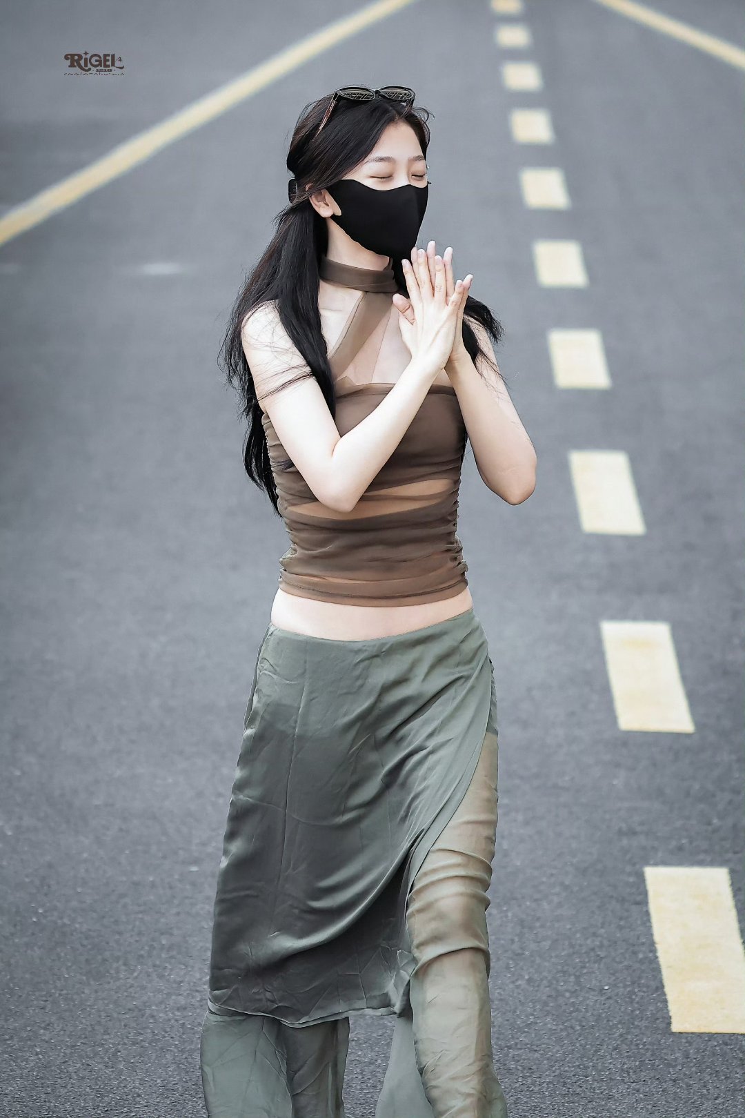 虞书欣 全世界正数第一会穿搭横店日常私服持续收获好评，虞书欣各类通勤造型引发广泛