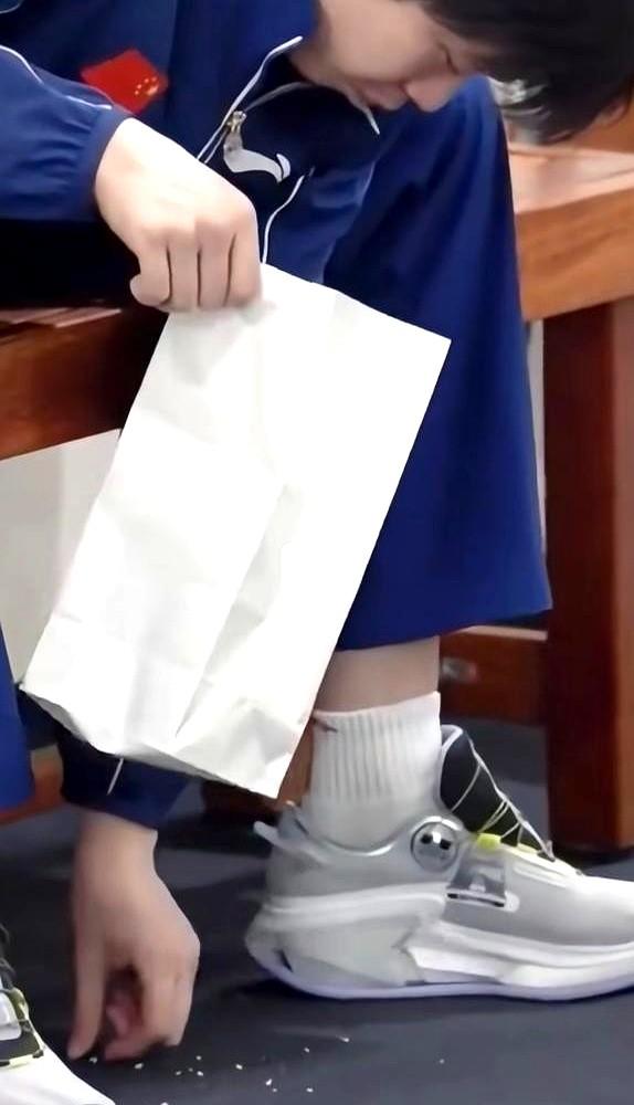 谁能想到，世界第一的乒乓球手，身价千万，却为几粒面包屑弯腰？

2月24日，新加