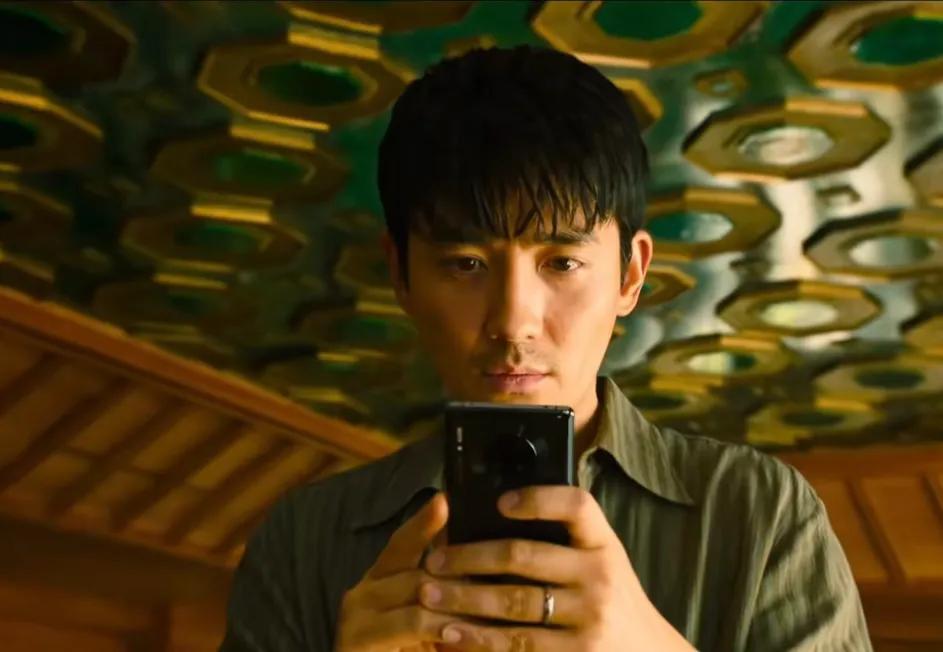 胡子拉碴的男人一身狼狈地来到警局报案，惊慌失措的说自己的妻子在试衣间离奇失踪了。