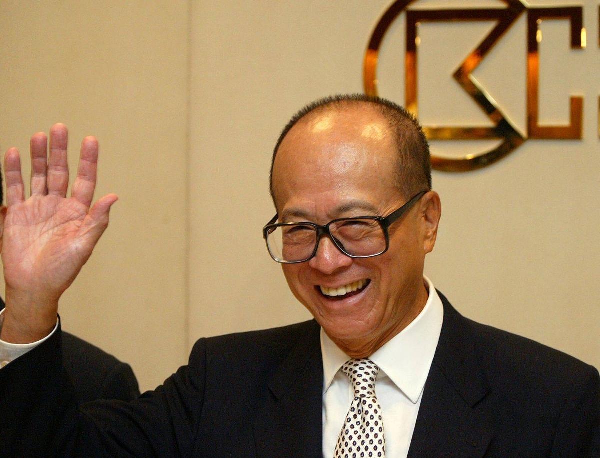 华人首富李嘉诚曾一针见血地撕开过穷人的遮羞布：“穷人就算手里突然攥了三五百万，早