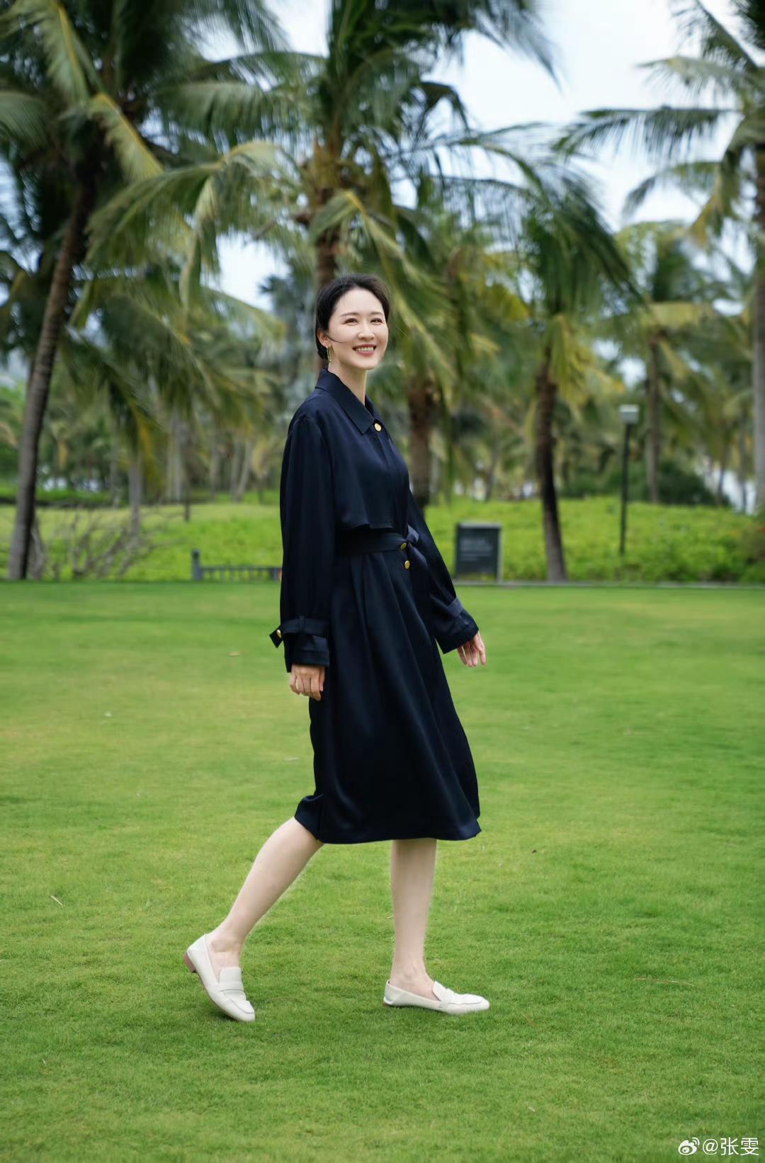 张雯和杨童舒
她们俩同样穿黑色
谁更胜一筹

我觉得张雯更胜一筹
因为她的肤色更