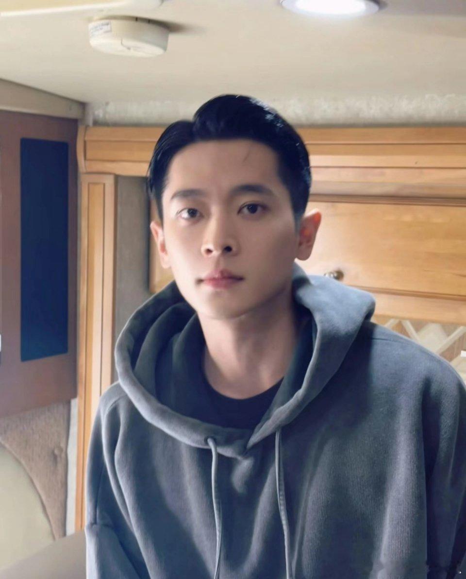 感觉丞磊真的很适合高干文男主角 ​​​