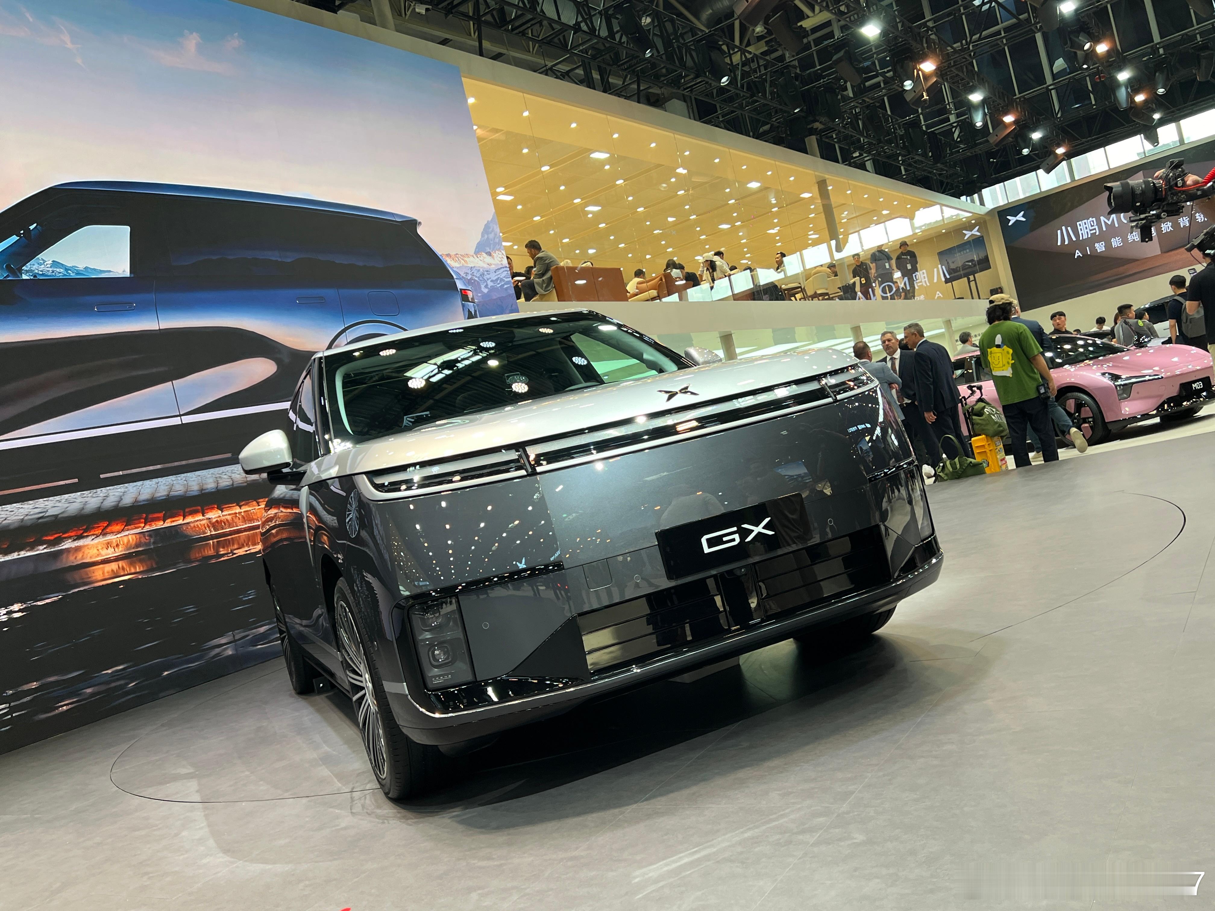 小鹏展台又是车展外国媒体最多的展台，确实作为一个科技公司炙手可热的产品太多了，现