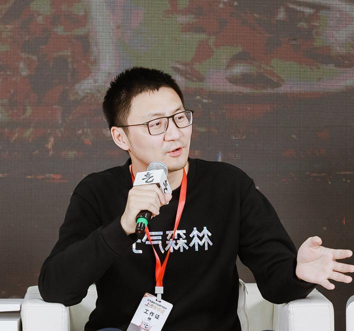 这位年轻而传奇的企业家就是“元气森林”的创始人——唐彬森。他在32岁时以26亿人