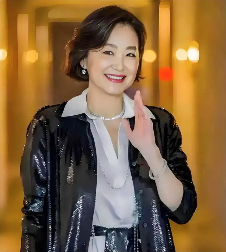 林青霞婚姻状况：
林青霞1954年生于台北，知名影星、作家。1973年凭《窗外》