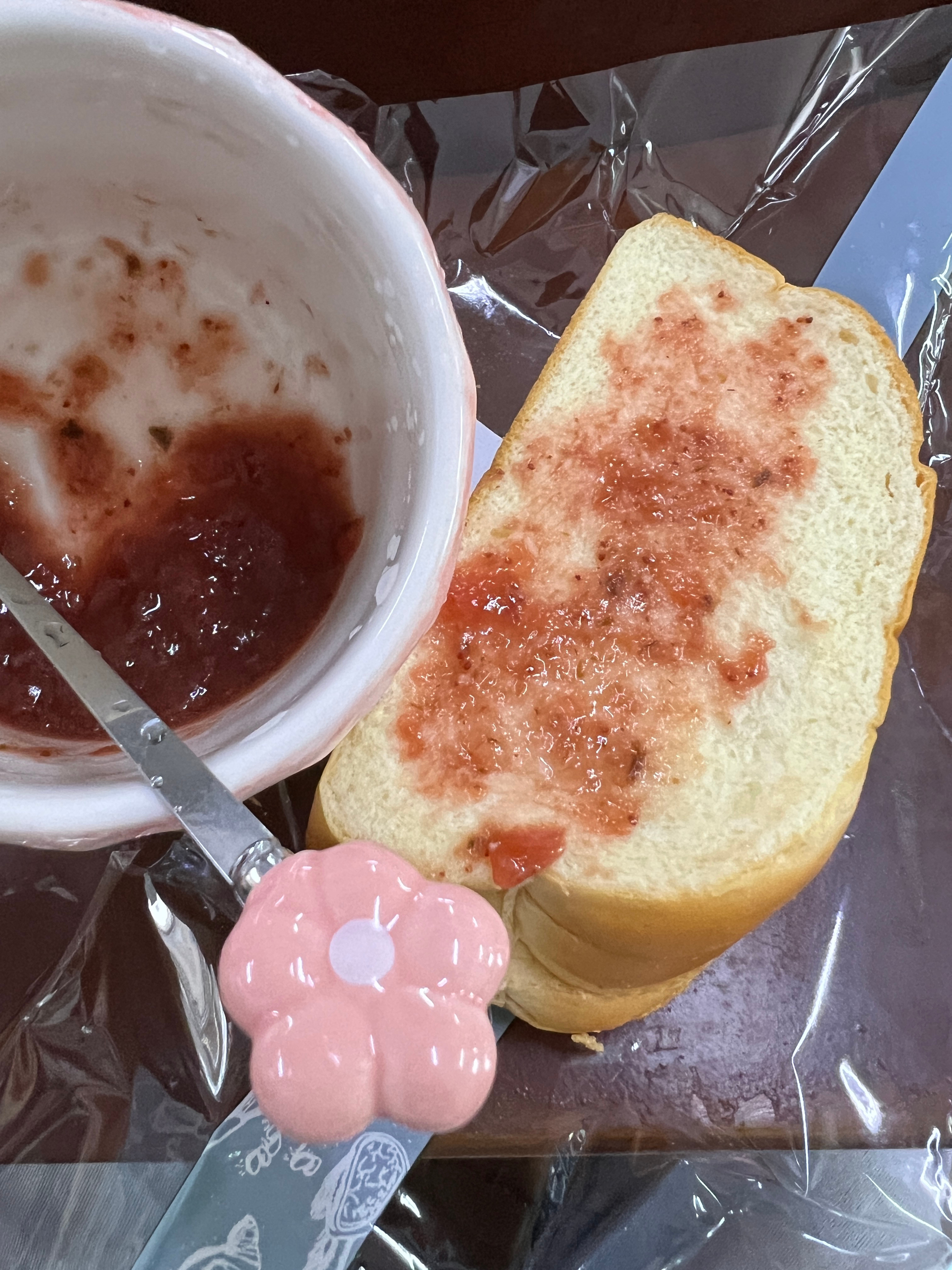 今早也是被我吃上卓沅的草莓酱了（感谢lyybb～直接带着杯子去课室吃了嘻嘻高铁上