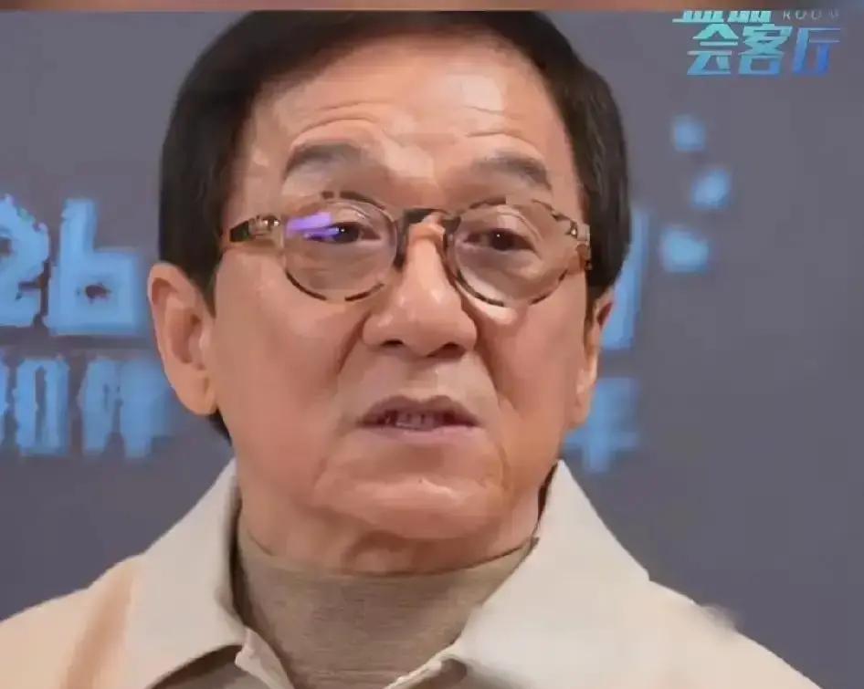 70岁的成龙，卸载微信，主动远离数字生活。
这简直是给所有“低头族”一记响亮的耳