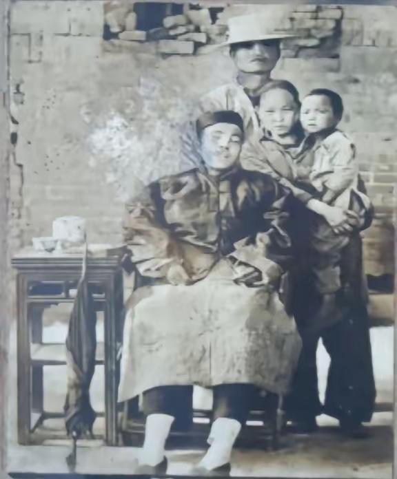这张照片拍摄时，烈士已经牺牲，是国内极为特殊的一张烈士遗影！
妻子温曹氏怀抱幼子