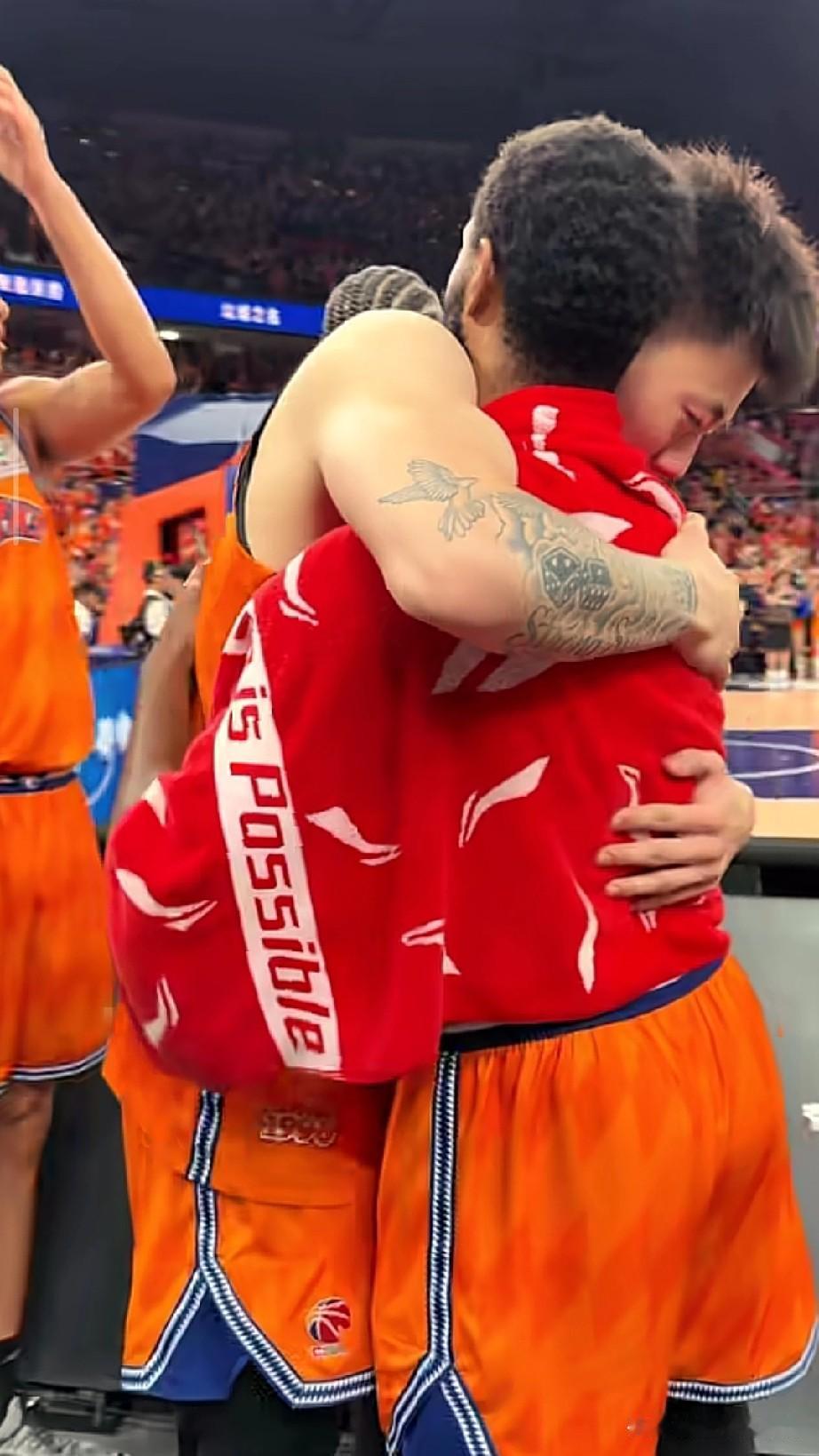 这个画面辽宁男篮球迷看了五味杂陈！

上海男篮夺冠后，张镇麟和弗格相拥了很久很久