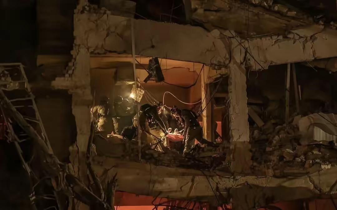 伊朗导弹实力不容小觑，以色列特拉维夫市中心遭了殃。
央视新闻报道，伊朗导弹突破以