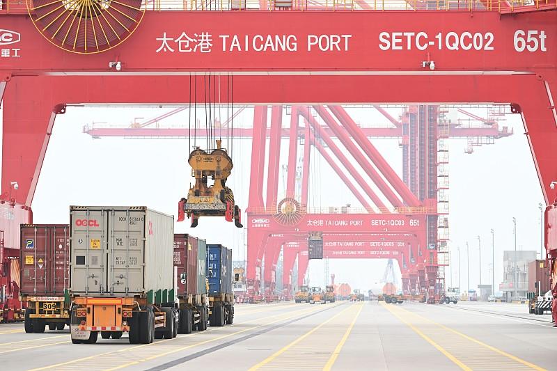 上周跟着跑货运的发小去太仓港转了一圈，才算真的见识到什么叫“长江外贸第一大港”的