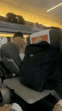 高铁上，一位宝妈坐在座位上抱着孩子，孩子坐车体验很不舒服。

因为座位太过狭窄，