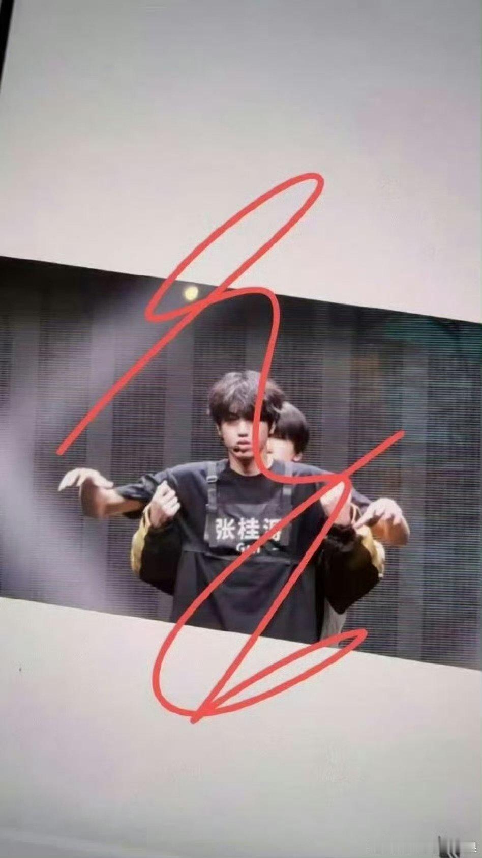 张桂源杨博文双人舞台彩排张桂源杨博文双人舞台彩排，彩排顺利 