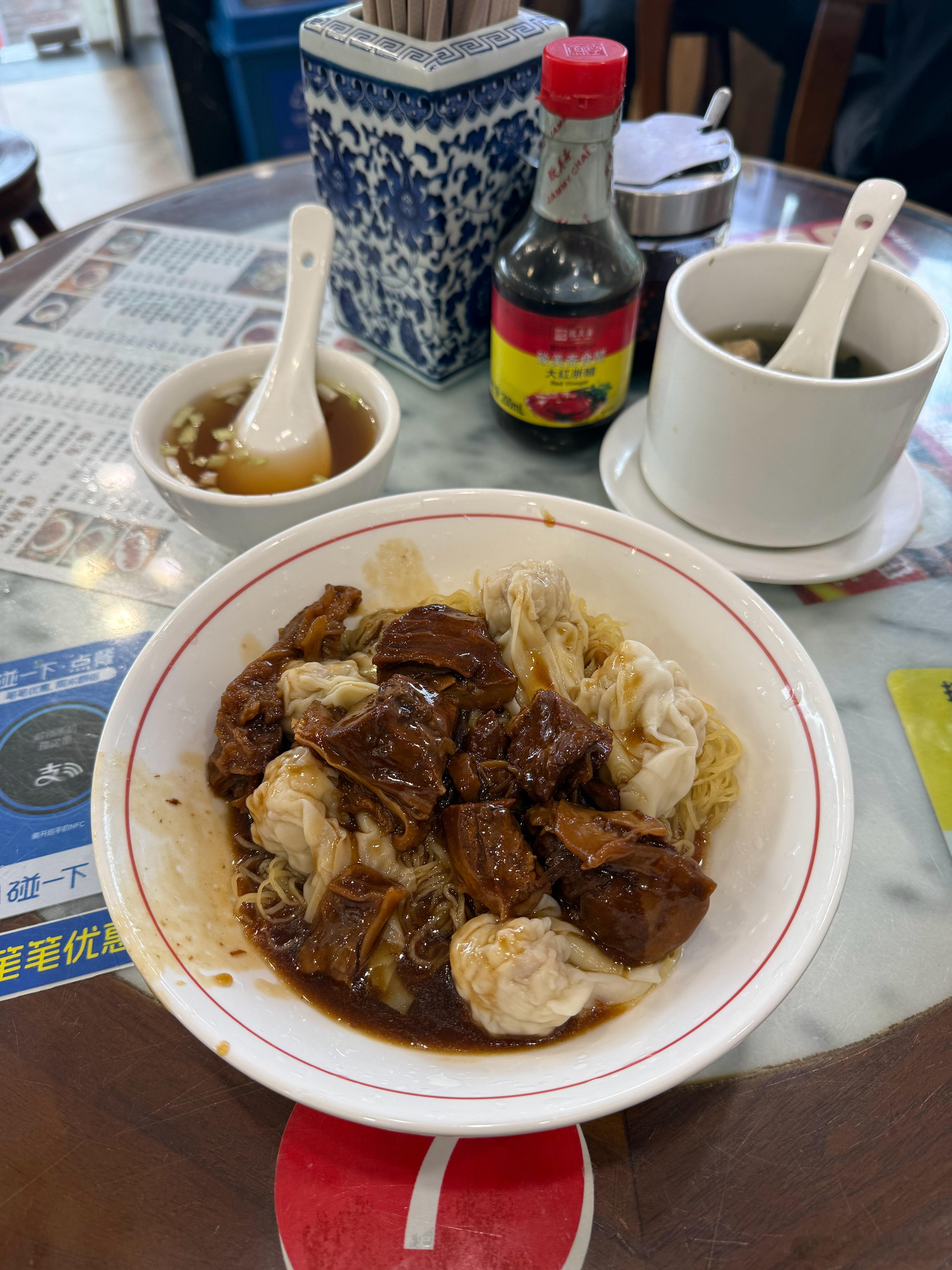 今日中午云吞牛腩捞面，荔湾的云吞面，能看出是哪一家吗？ 