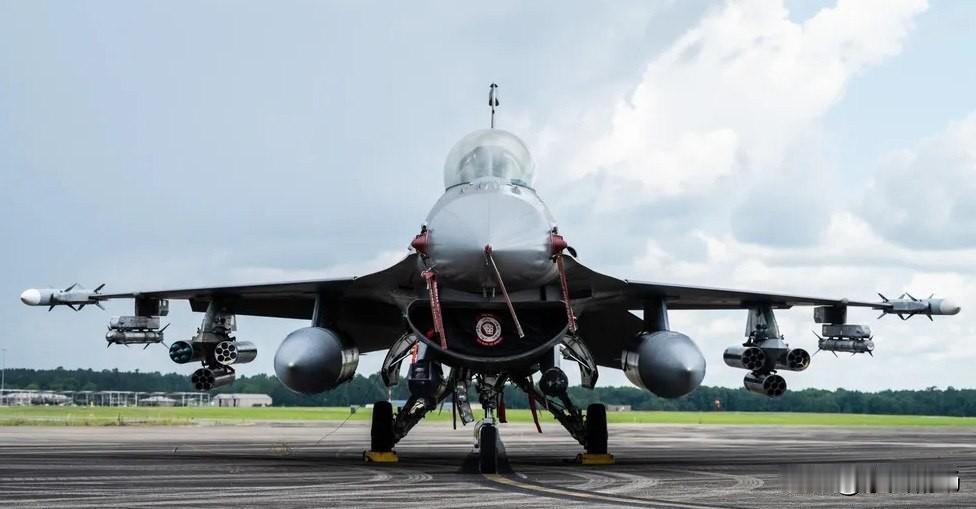 乌克兰空军接收的F-16AM，已成功集成APKWS-II半主动激光制导弹，成为打