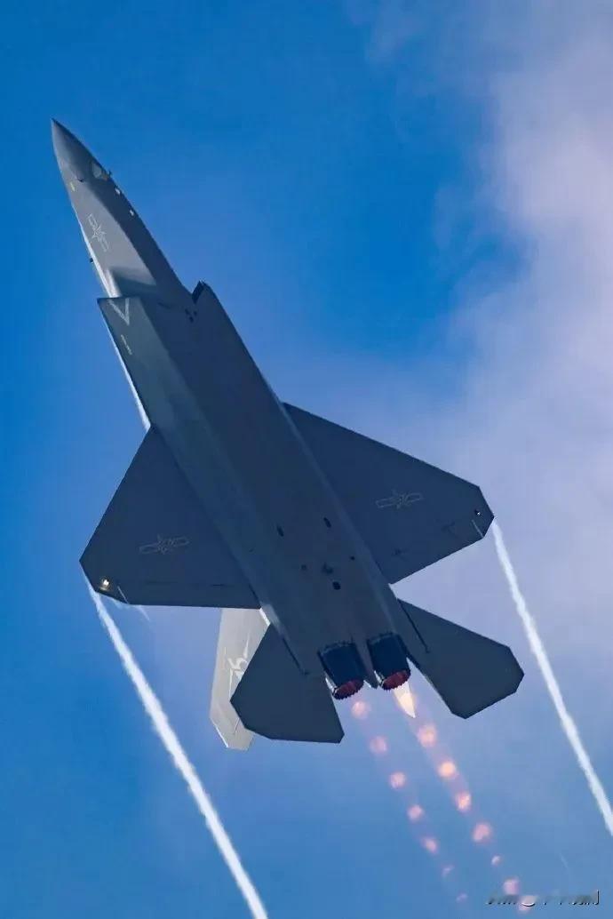 现在服役的歼20S，歼20A都挺魔幻的，这两款都是超五代的存在。性能参数，都远高