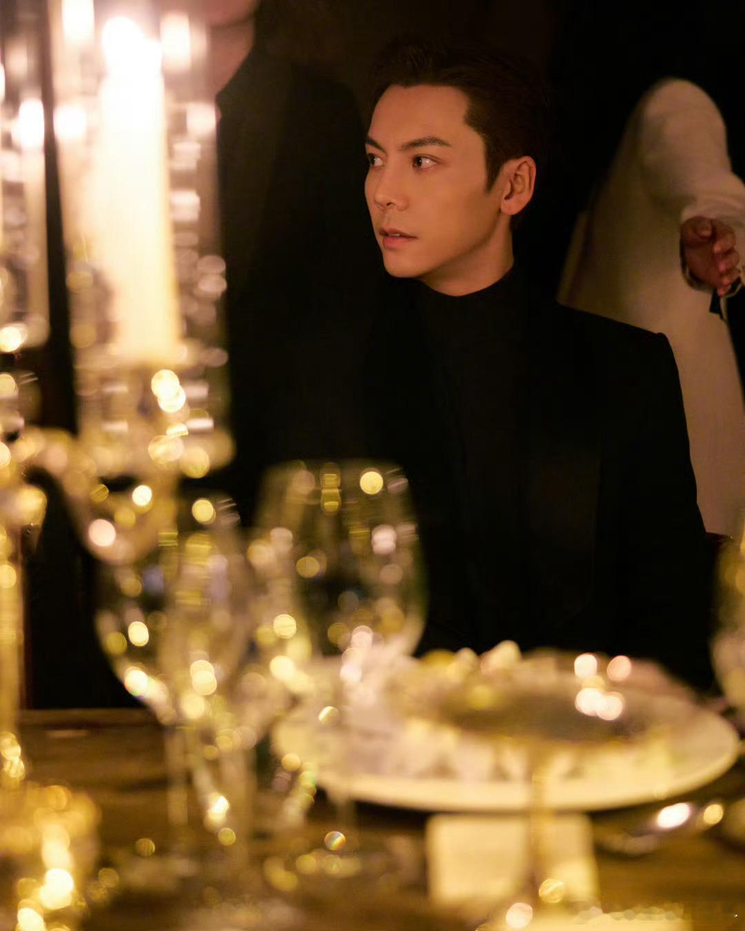 是大张伟在找陈伟霆吗俺不中了，北京地铁播报的声音好像大张伟啊！这真不是大张伟在喊