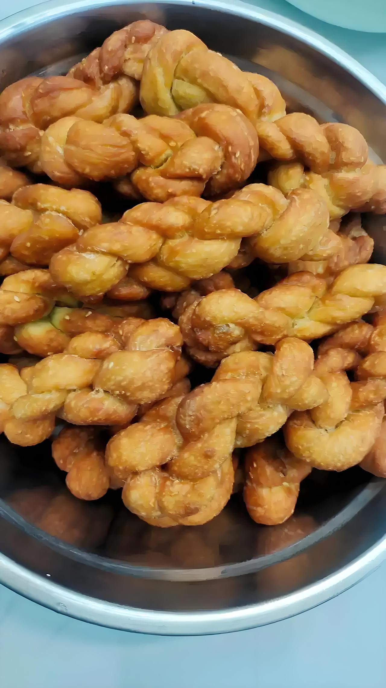 高血压五年的我给各位一个忠告：麻花全是油，千万别多吃！
 
虽然我得高血压了，但