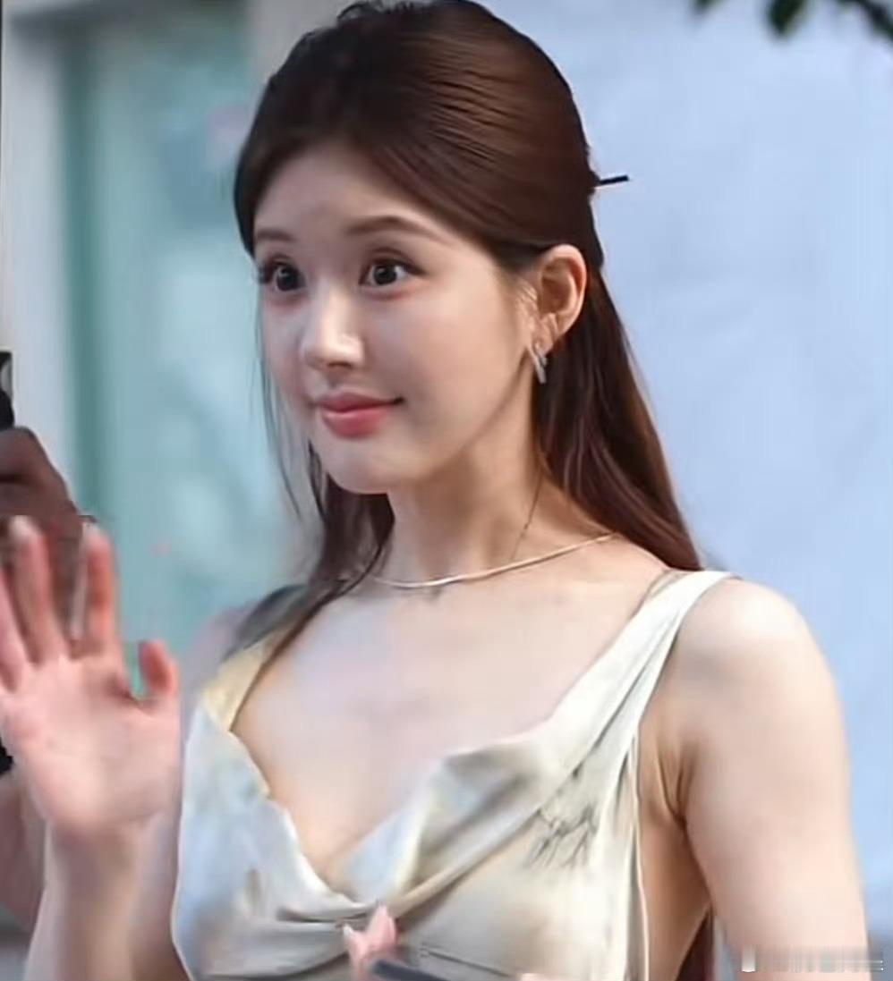 赵露思这个卡姿兰大眼睛和眼窝，还有鼻子，绝美啦…… ​​​