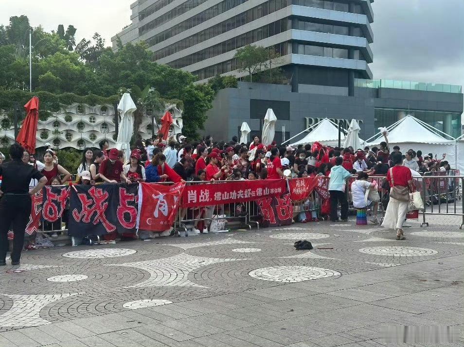 肖战红色衣服最多的场合今天香港怕不是被红色给“攻陷”了。肖战去YSL活动现场，粉