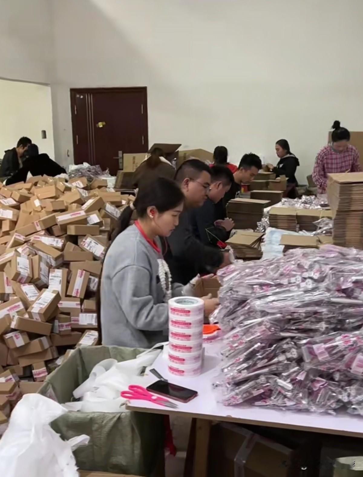 电商该怎么做，一个人能不能做电商呢？
今天我就用我的经历来给大家说清楚。
我是一