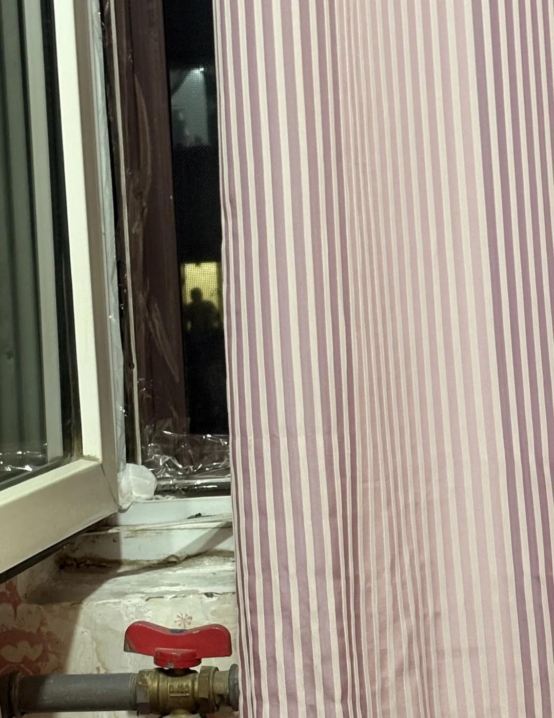 这种情况该怎么办
偷窥 偷窥狂 求助贴
本人是一名普通高一学生，家长在学校旁边租