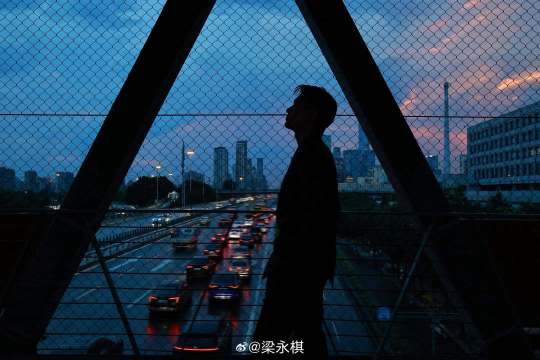 梁永棋吓到我了、梁永棋你吓到我了梁永棋天桥夜景大片，氛围感强到吓到我。不追求把脸