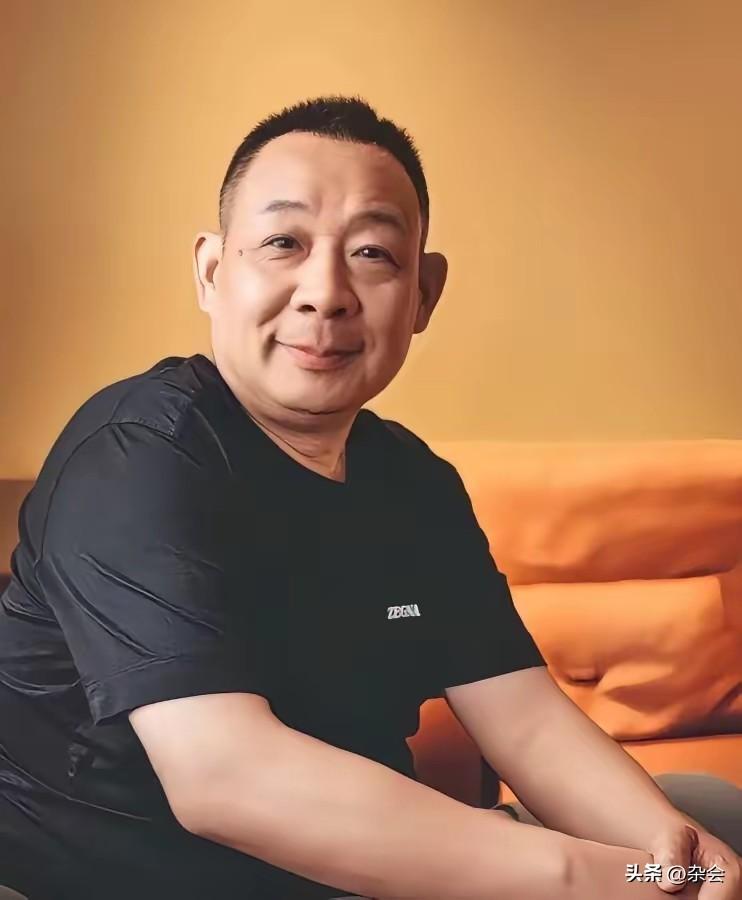 很多人以为企业家追求的是“基业长青”，于东来追求的却是“功成身退”。
60岁，胃