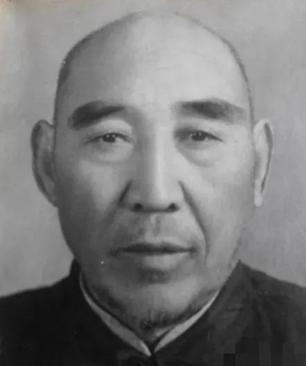 1936年，武术家寇运兴在德国柏林表演武术，遭到芬兰拳击手挑衅，说：我要用拳击挑