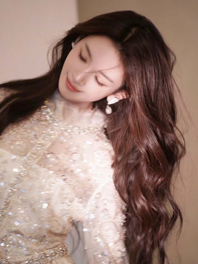 陈瑶高智女发力了  陈瑶真妈妈来了 又美又有脑子说的就是陈瑶，精致礼服凸显优雅身