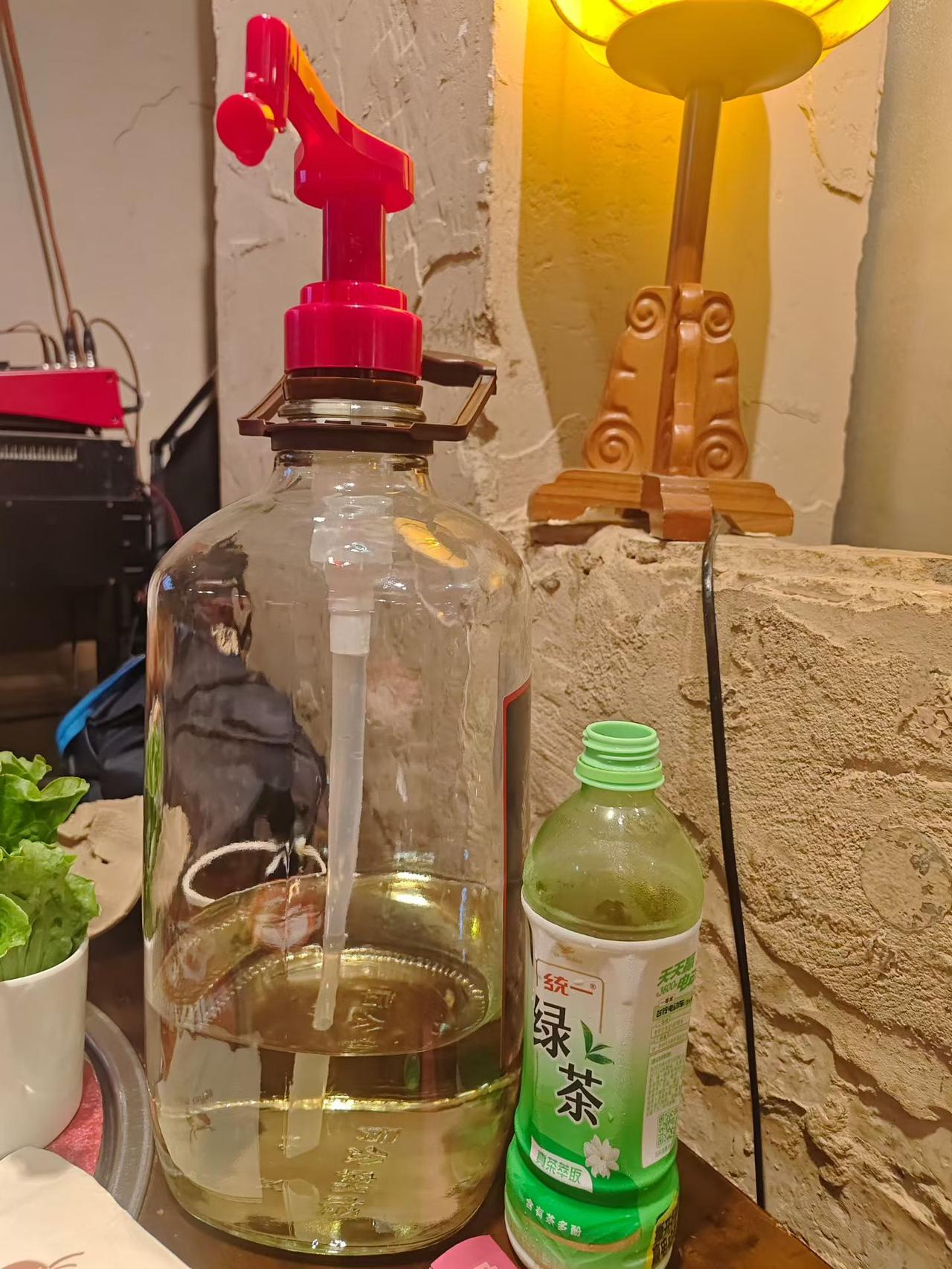 晒图笔记大赛夜晚的快乐，是烤串和生蚝给的。炭香裹着孜然，蒜蓉的鲜辣直钻鼻腔，一口