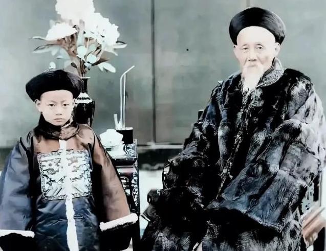 1904年，29岁的李征五被晚清军机大臣王文韶招为女婿。洞房花烛夜，他急不可耐的