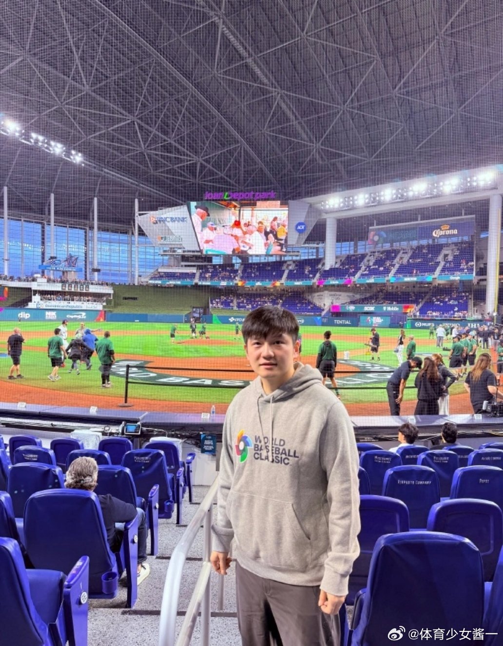 樊振东空降迈阿密 MLB官方社媒今日更新，晒樊振东现身迈阿密观战决赛的照片，并配