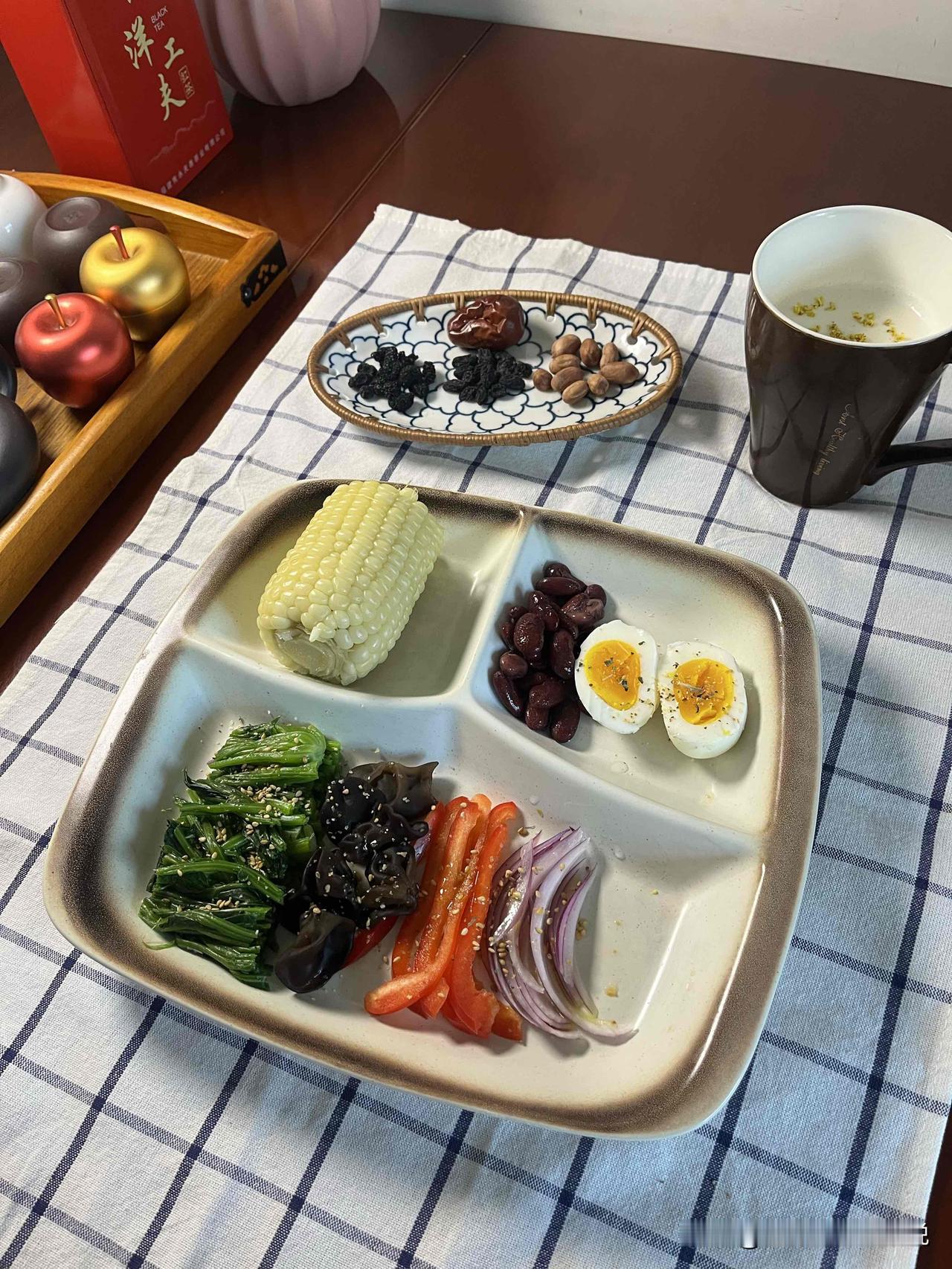 很多朋友早餐主食、蛋白都记得搭配，蔬菜就只放一小份单一青菜。

其实早餐蔬菜种类