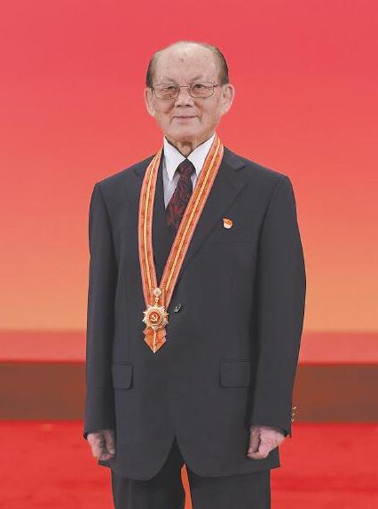 “美国条件更好，带着你的孩子移民美国吧！”这是我国医学专家吴天一前往美国与家人团