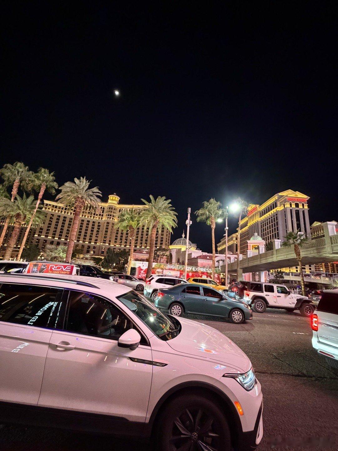 與夏天相比，我更喜歡冬天的拉斯維加斯。夏天真的好熱，現在天氣雖然比較冷，卻不是無