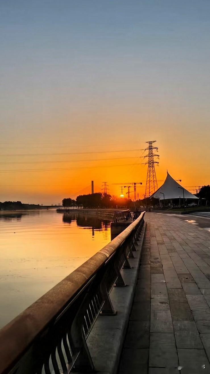 一年有四季轮回，
一年有春夏秋冬，
一天有日起日落。

太阳有升起又有日落，
我