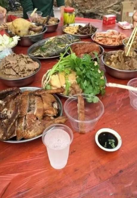 广西贺州，一男子参加宴席后醉酒，骑摩托车返家途中遭遇车祸，车毁人亡。事后，男子家