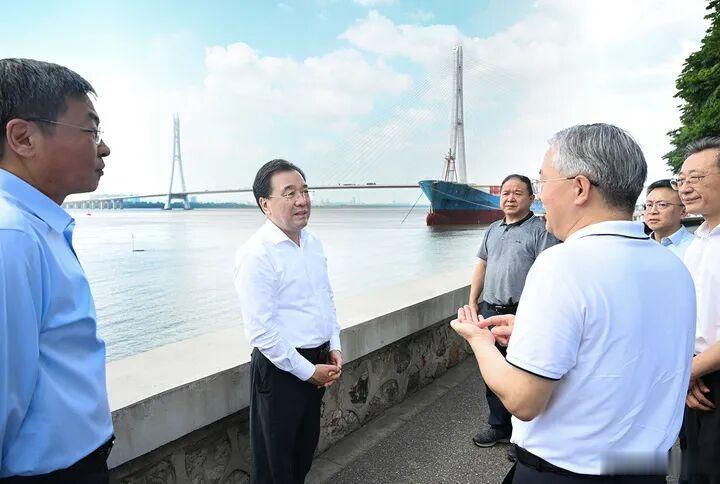 有事，领导是真的上。包括安徽、湖北、江苏、广西等多个地区一把手奔赴线下走访，督导