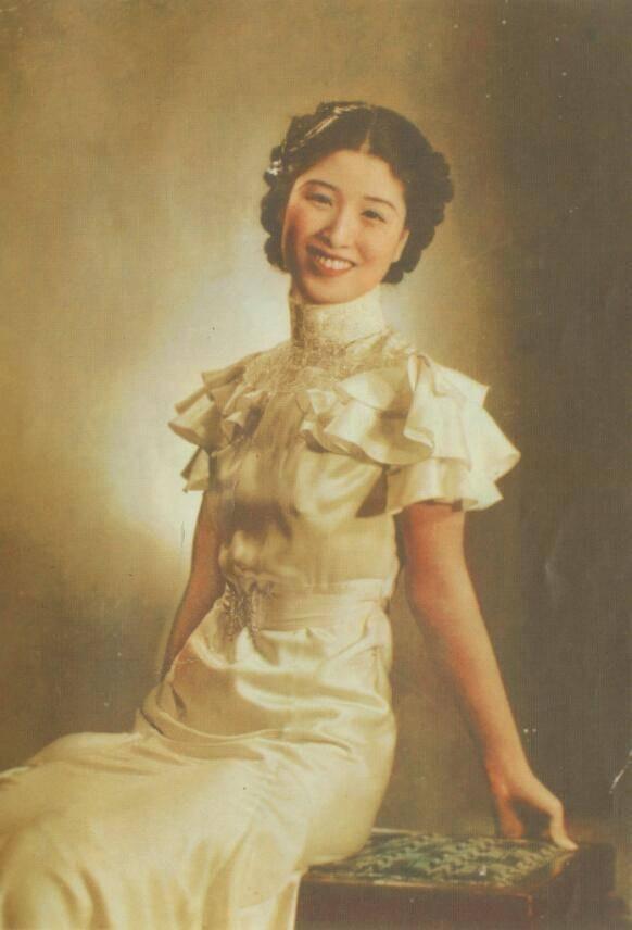 1940年深夜，郑苹如被秘密押到小树林执行枪决，特务见她是个大美人，实在于心不忍